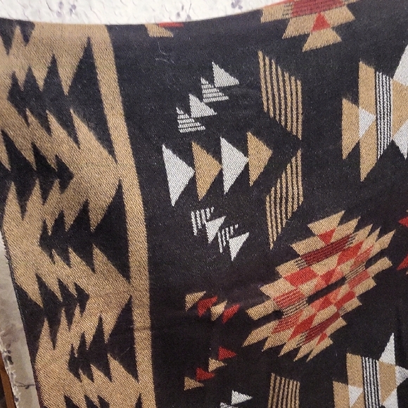 Geometric Patterned Shawl - Picture 3 of 7